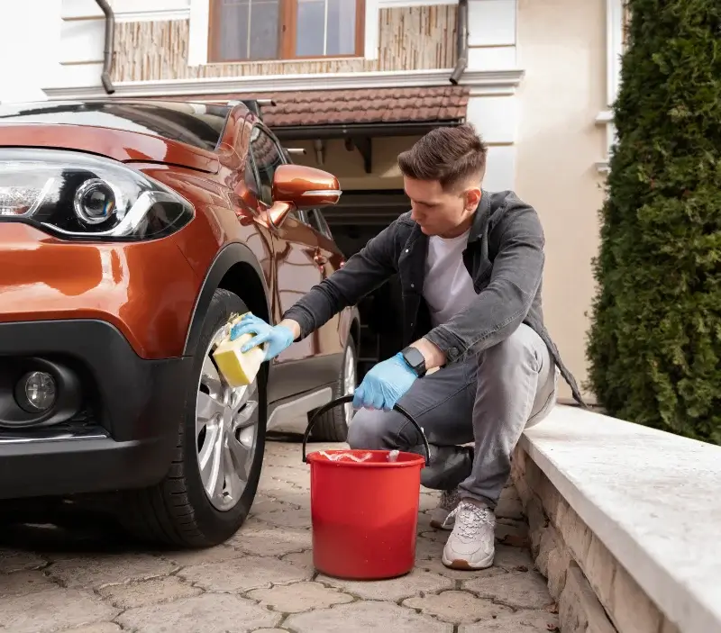 Lavage auto à domicile Les Houches : professionnel intervenant sur un véhicule